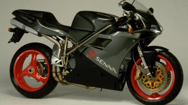 В годините си като суперзвезда на пистата, Аертон Сена се сприятелява и с покровителя на Cagiva -  Клаудио Кастильони, който също контролира Ducati по това време.  И точно от тази връзка се роди проектът на 916 Senna , специално издание на известния двуцилиндров двигател от Borgo Panigale. 

Самият бразилски шампион, вече горд собственик на 851, имаше време да даде своето одобрение. Сенаи збра единствения цвят антрацит с червени джанти - само няколко седмици преди да умре в Имола на 1 май 1994 г. Обявените 300 бройки бяха разпродадени много бързо. С мощност от 131 к.с. при 10 500 об/мин и тегло от 195 кг мотоцикретът може да надвишава максимална скорост от 260 км/ч. 



